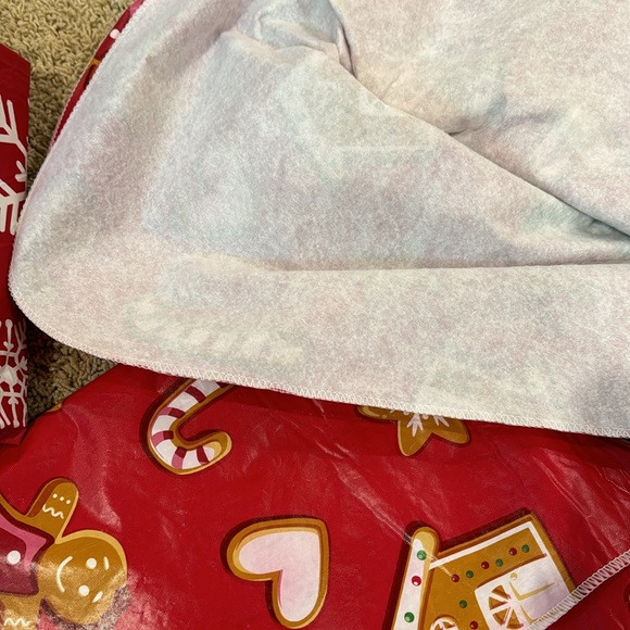 Christmas Holiday Decor tablecloth Red Snowflakes Gingerbread Men Cookies - Picture 4 of 4